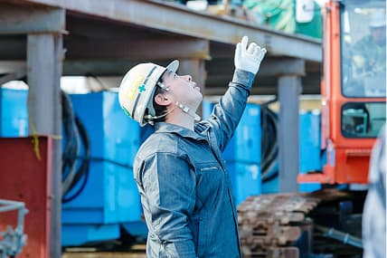 工事現場での社員の画像